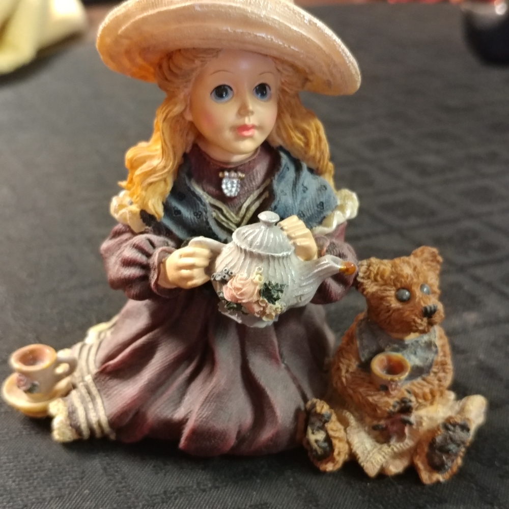 Boyd's Bears & Friends, Whitney with Wilson